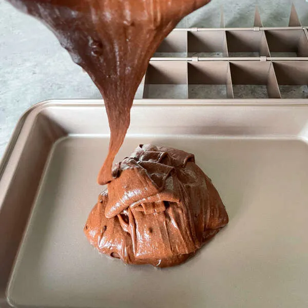 CakeyBakey - Baking pan with dividers