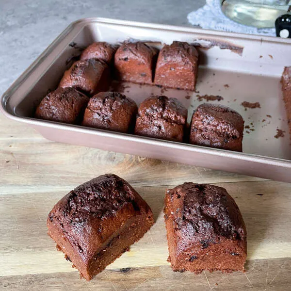 CakeyBakey - Baking pan with dividers